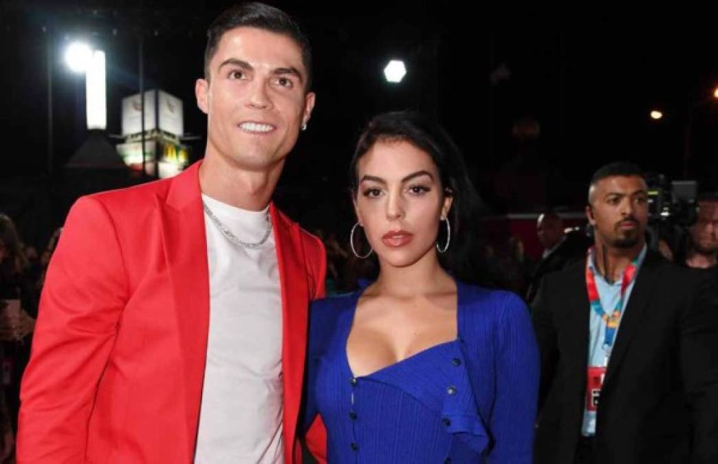 Cristiano Ronaldo y Georgina Rodríguez han estado juntos desde 2017 y comparten cuatro hijos: Cristiano Jr., Eva, Mateo y Alana. Hoy se ha revelado que el astro portugués le paga un alto salario a su chica y además filtran todo los lujos de la joven española.