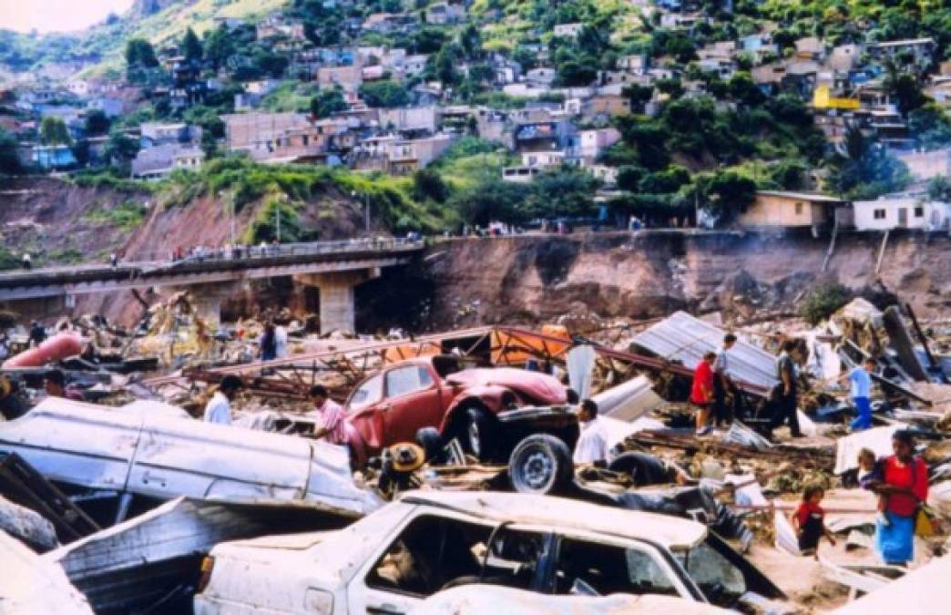 Personas observan entre los escombros dejados por la destrucción del huracán.