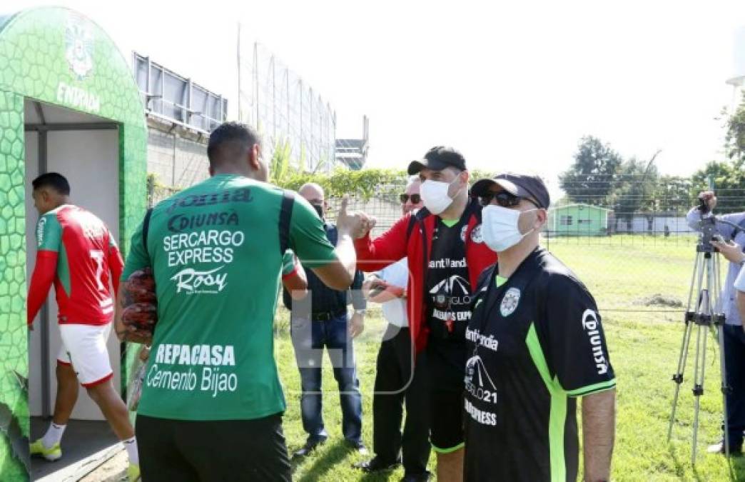 El portero Denovan Torres saludando con el puño a su nuevo entrenador.