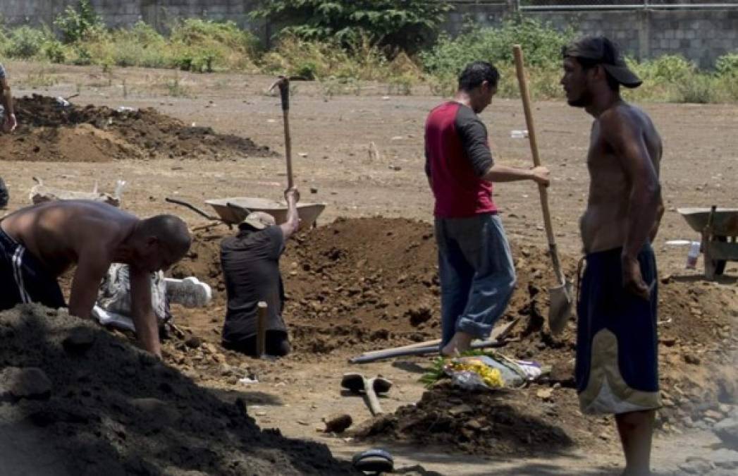 Mendoza, de 74 años, había sido ingresado el 2 de mayo con 'fiebre, tos y los pulmones sucios', contó a la AFP su esposa, Consuelo Mendoza. Ese fue el último día que vio a su esposo. Tras el fallecimiento, tuvo tres horas para preparar el funeral y solo una hija pudo asistir, lamentó la mujer.<br/><br/>El acta de defunción dice que Mendoza murió de 'insuficiencia respiratoria y neumonía atípica', pero su familia sospecha que lo mató el coronavirus.