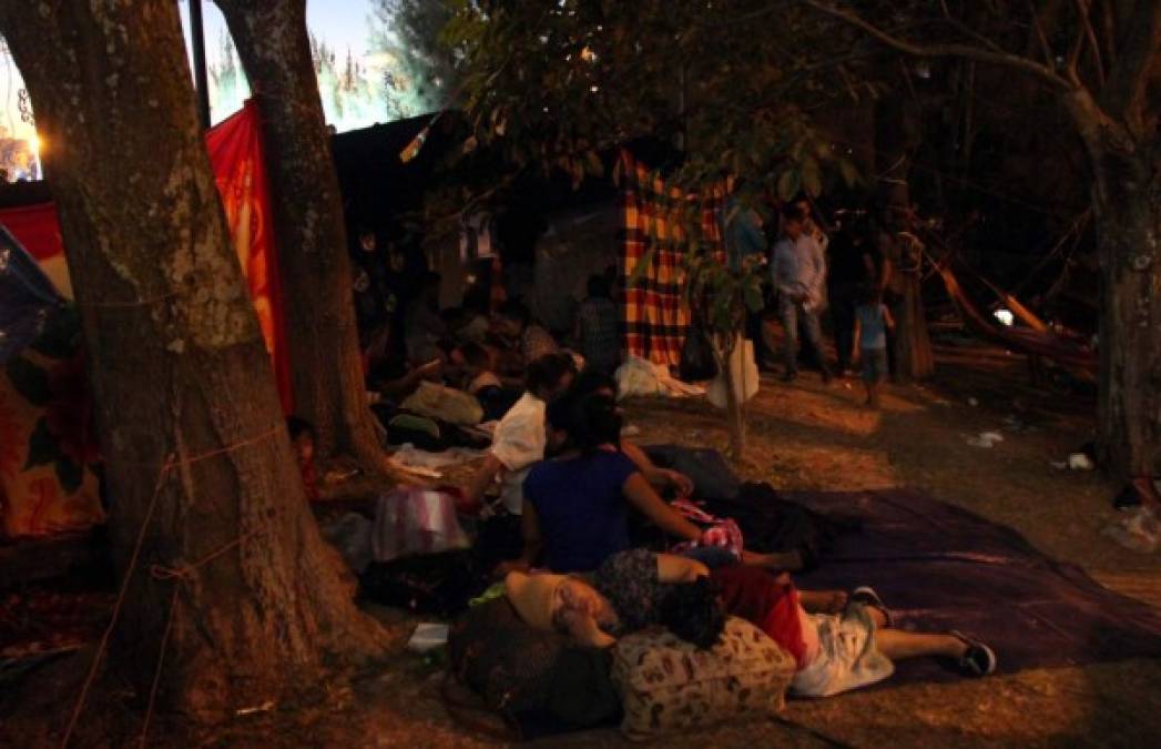 Muchos duermen en las afueras de la basílica.