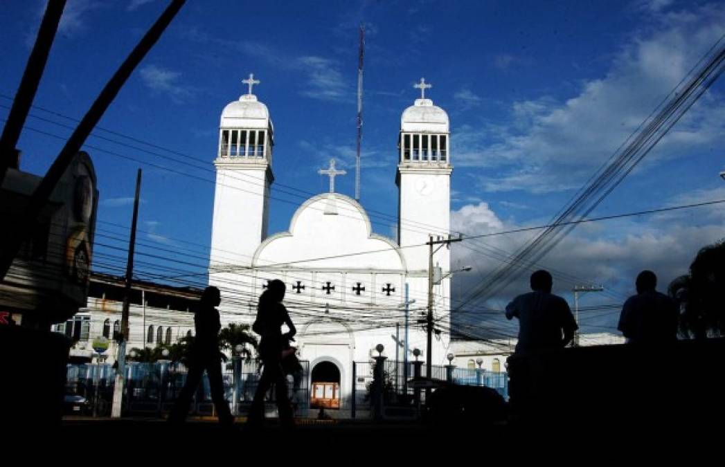 Así lucía hace una década la iglesia San Isidro, la que ahora es la catedral de La Ceiba.