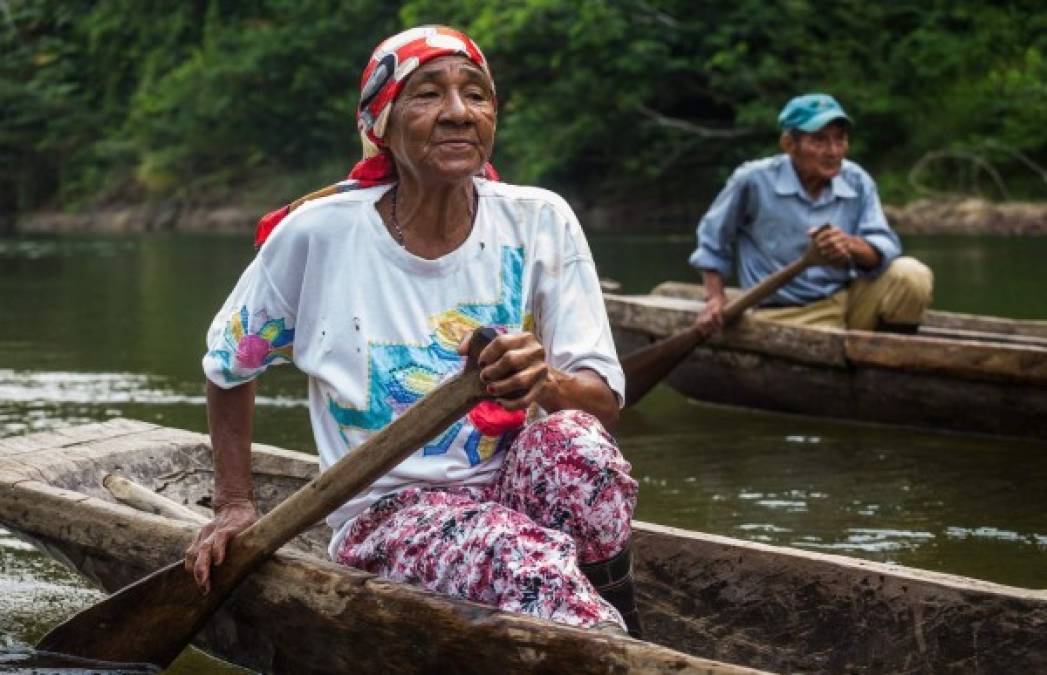 Desde hace 53 años, doña María es una de las transportistas de pipantes en el río Plátano en La Mosquitía hondureña. Fotos: Yoseph Amaya