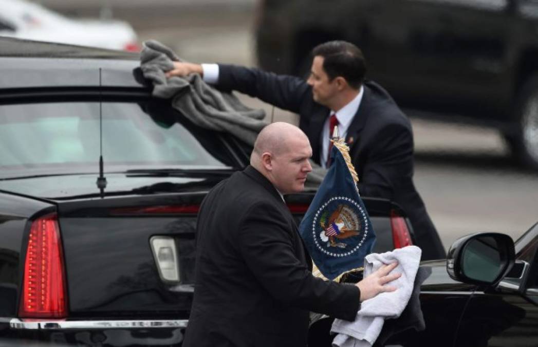 Miembros del staff de la Casa Blanca dan los últimos toques para pulir las limosinas presidenciales.