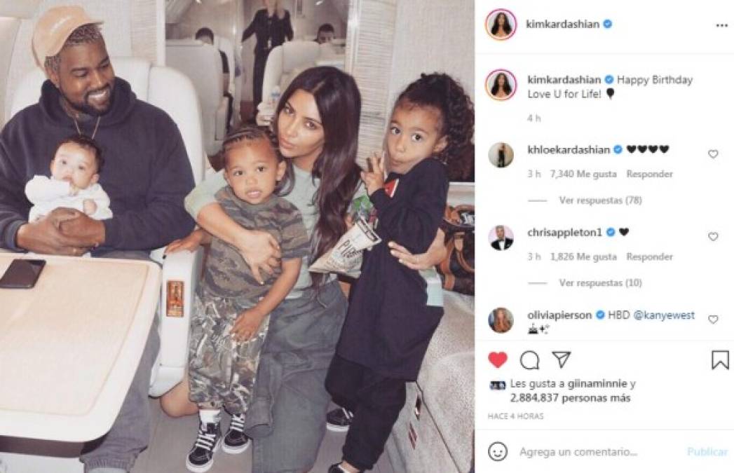 “¡Feliz cumpleaños, te amo de por vida!”, escribió Kim Kardashian junto a esta foto en la que aparece con Kanye y sus hijos North, Saint y Chicago West.