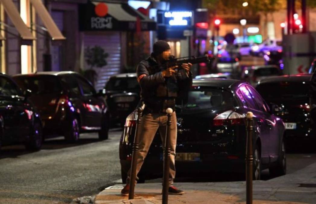 Un policía murió y otros dos resultaron heridos en un tiroteo registrado la noche del jueves en la avenida de los Campos Elíseos de París, a tres días de la primera vuelta de las elecciones presidenciales francesas. El ministerio del Interior indicó que el agresor fue abatido tras el tiroteo ocurrido en esta concurrida avenida en el corazón de París, muy popular entre los turistas.