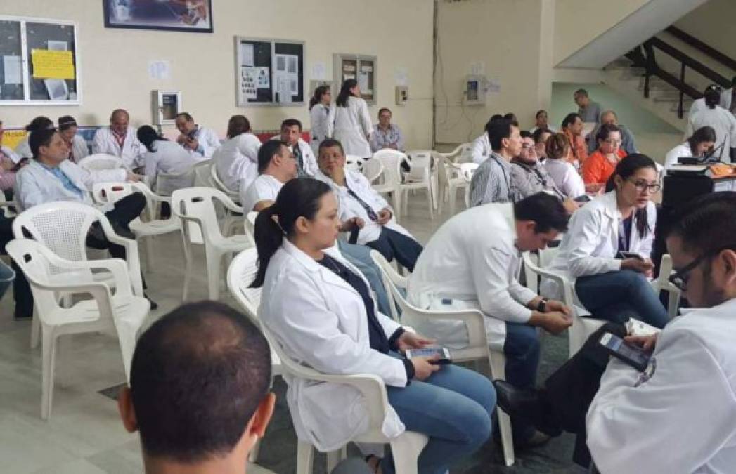 12. Los médicos se paran y los pacientes sufren<br/><br/>Médicos del sistema público de salud se declararon en asambleas informativas en noviembre para exigirle al Gobierno el pago de una deuda acumulada desde 2013 ( unos L300 millones). Mientras, millares de pacientes sufrieron las consencuencias. <br/><br/>El Gobierno y el Colegio Médico de Honduras tuvieron varias reuniones para llegar a acuerdos. A pesar de los avances con el Colegio Médico, los doctores del Instituto Hondureño de Seguridad Social (IHSS) aún siguen exigiendo mejoras salariales.