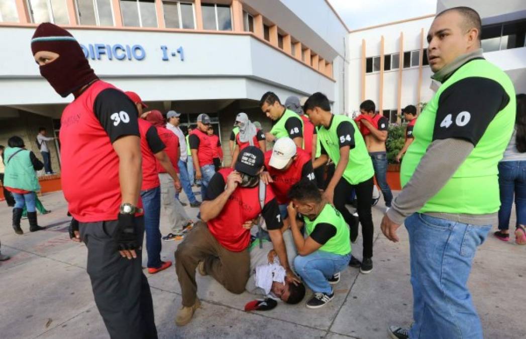 La crisis en la UNAH se da por la exigencia del MEU de que la rectora Castellanos renuncie al cargo y se suspenda una acusación judicial que pende contra una veintena de alumnos por supuestas usurpación de la universidad.<br/>