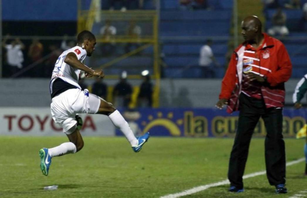 Jerry Bengtson fue a chocar con el entrenador del Vida, Raúl Martínez Sambulá, en su intento por alcanzar un balón.