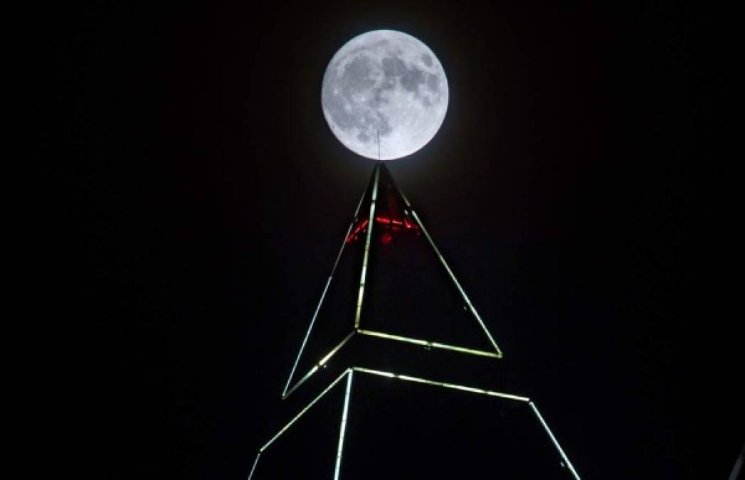 BERLÍN. La superluna más grande. La luna más grande de los últimos 70 años iluminó anoche al planeta dejando postales para la historia. Foto: EFE/Frank Rumpenhorst