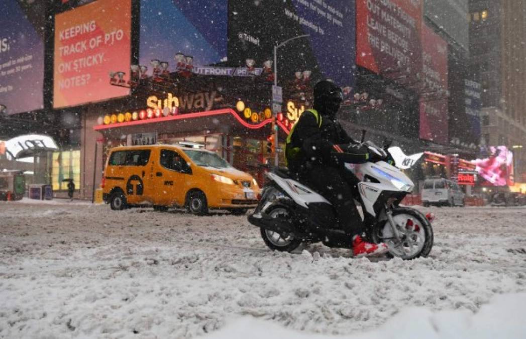 "El alcalde de la ciudad, Bill de Blasio, anunció que todas las citas para vacunarse contra la covid-19, cuya ola posvacacional está empezando a dar un respiro a la ciudad, serán pospuestas hasta nuevo aviso."