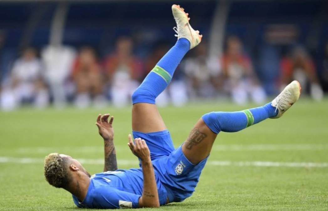 Neymar se caracteriza por ser un jugador simulador y durante el juego ante los ticos no faltó su show.