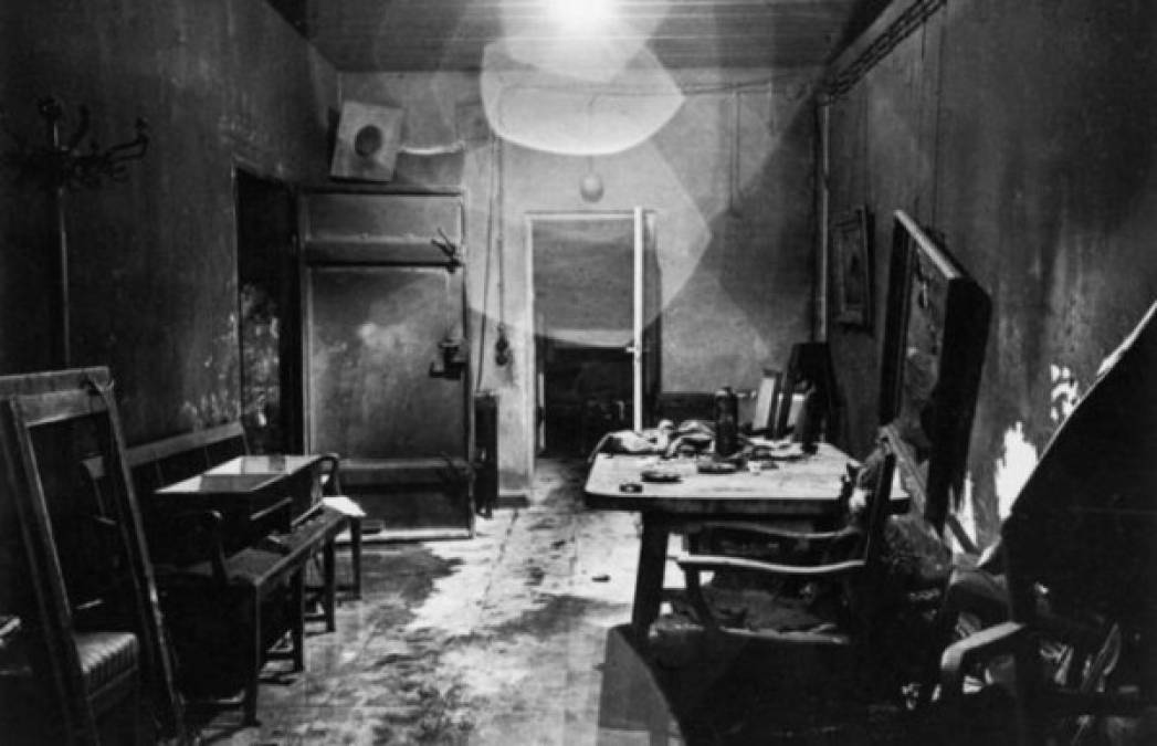 Una de las primeras fotos que se tomó dentro del búnker de Hitler (Führerbunker) en 1945 por los soldados aliados. <br/>