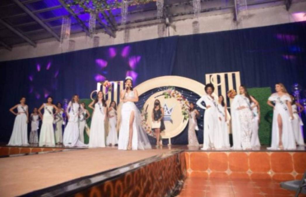 La 18 bellas candidatas durante el evento.