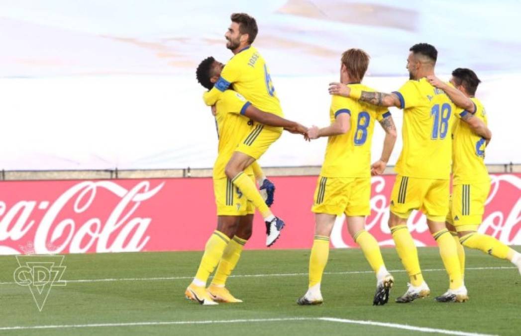 Choco Lozano fue felicitado por sus compañeros del Cádiz tras su golazo ante Real Madrid.