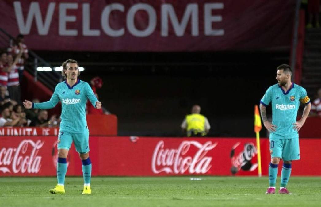 Messi y Griezmann no podían creer lo que ocurría en el partido. Granada 2-0 Barcelona.