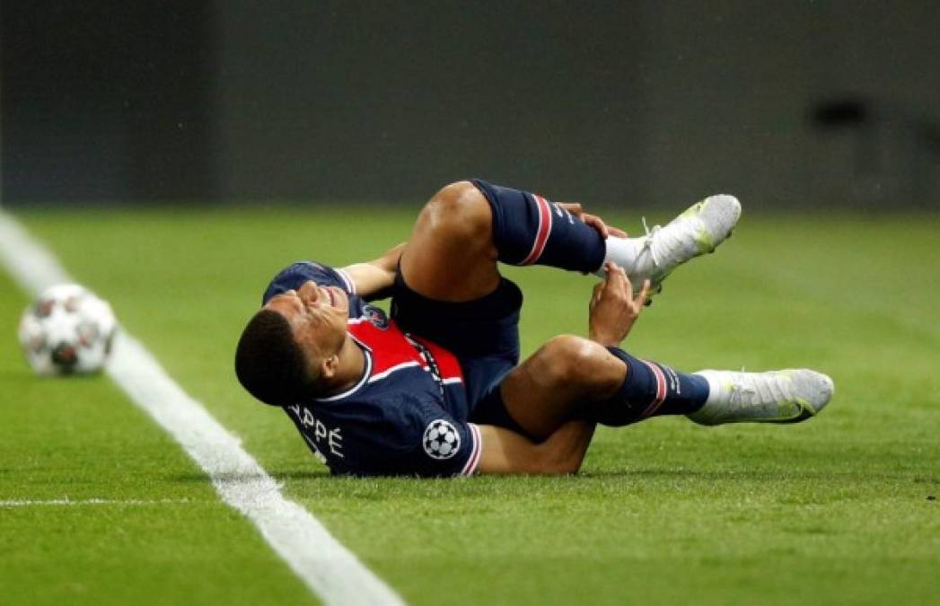 Kylian Mbappé se duele en el césped tras recibir una falta.