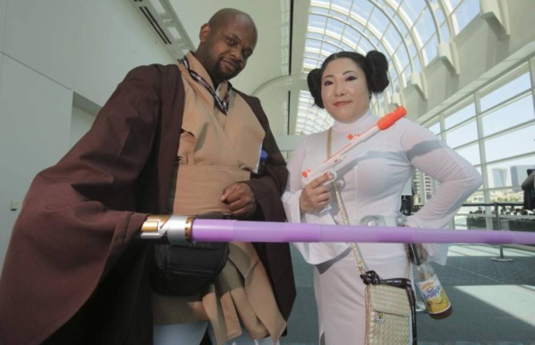 El maestro Windu protege a la princesa Leia con su sable de luz.