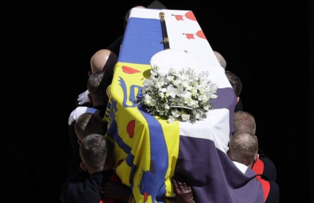 Tras el funeral, presidido por el arzobispo de Canterbury, Justin Welby, líder espiritual de los anglicanos, el duque fue descendido en privado a la cripta real de la capilla San Jorge para ser inhumado. <br/><br/>