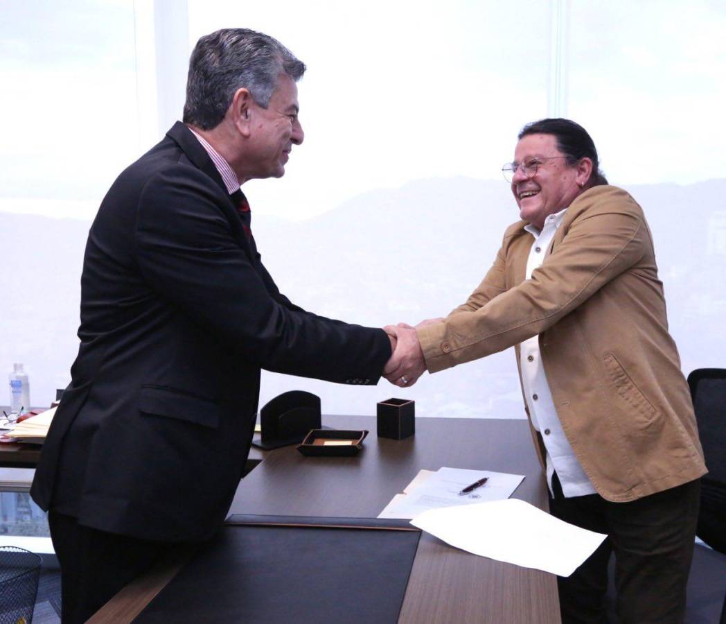 Edwin Hernández (derecha) es el actual subsecretario de la Secretaría de Educación.