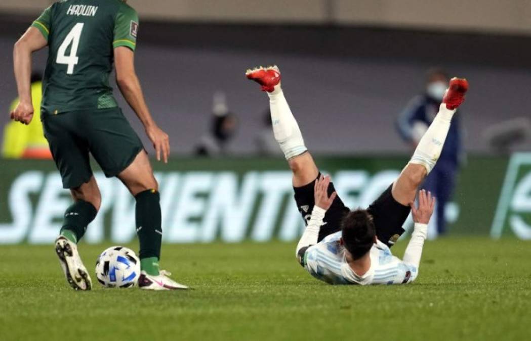 Messi cayó en el césped tras recibir una falta.