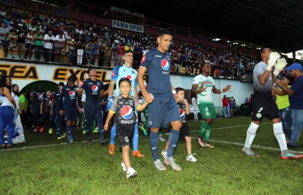 Los equipos de Juticalpa y Motagua saliendo a la cancha del estadio Juan Ramón Brevé Vargas.