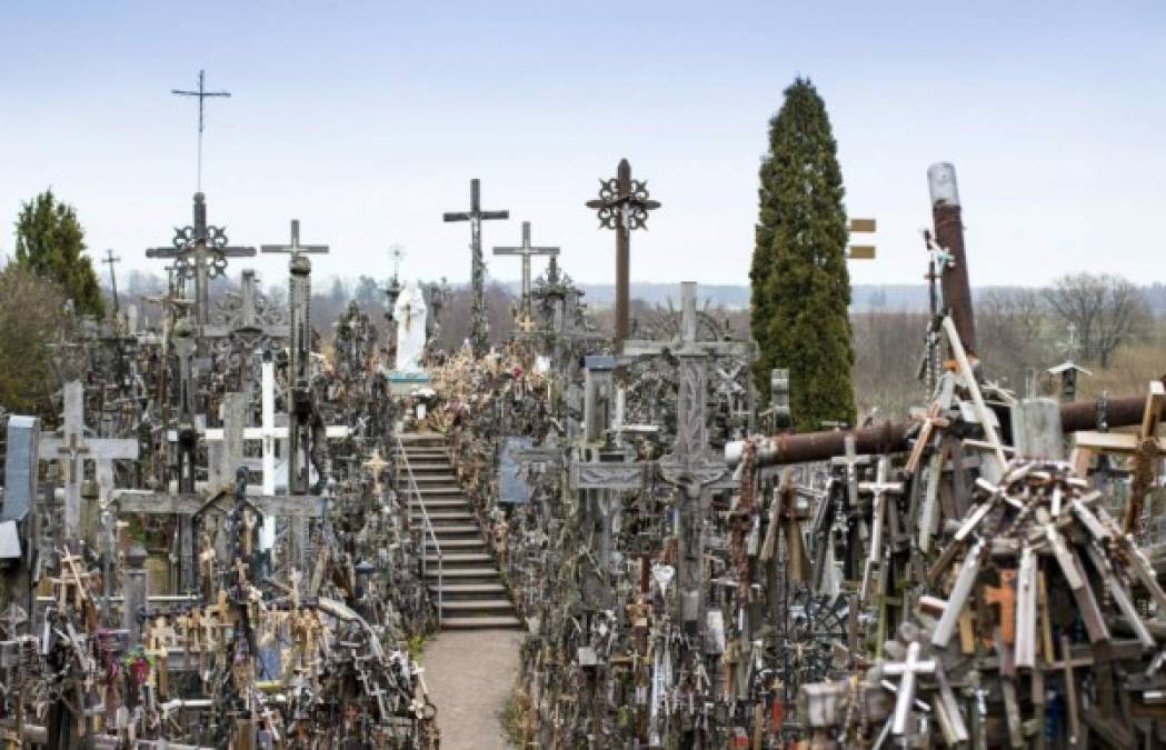 El Monte de las Cruces (Kryžių kalnas), Lituania.<br/>El Monte de las Cruces, que se ubica cerca de la ciudad lituana Šiauliai parece un cementerio viejo. Pero en realidad, es una colina que se convirtió en un lugar de peregrinación para los católicos. <br/><br/>La gente cree que si dejas una cruz ahí, sus deseos se cumplirán y tendrán suerte. Según una leyenda, la primera persona en poner una cruz en ese lugar fue un campesino cuya hija estaba gravemente enferma. Pronto después de esto la niña se recuperó y en la colina empezaron a aparecer nuevas cruces.