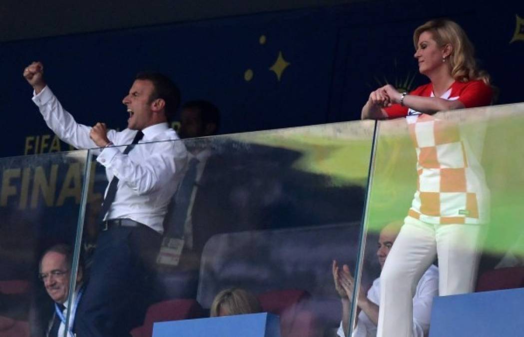 Emmanuel Macron fue captado celebrando a todo pumón los cuatro goles de Francia que le dieron la Copa del Mundo a su equipo. A su lado la presidente de Croacia reflejando tristeza.