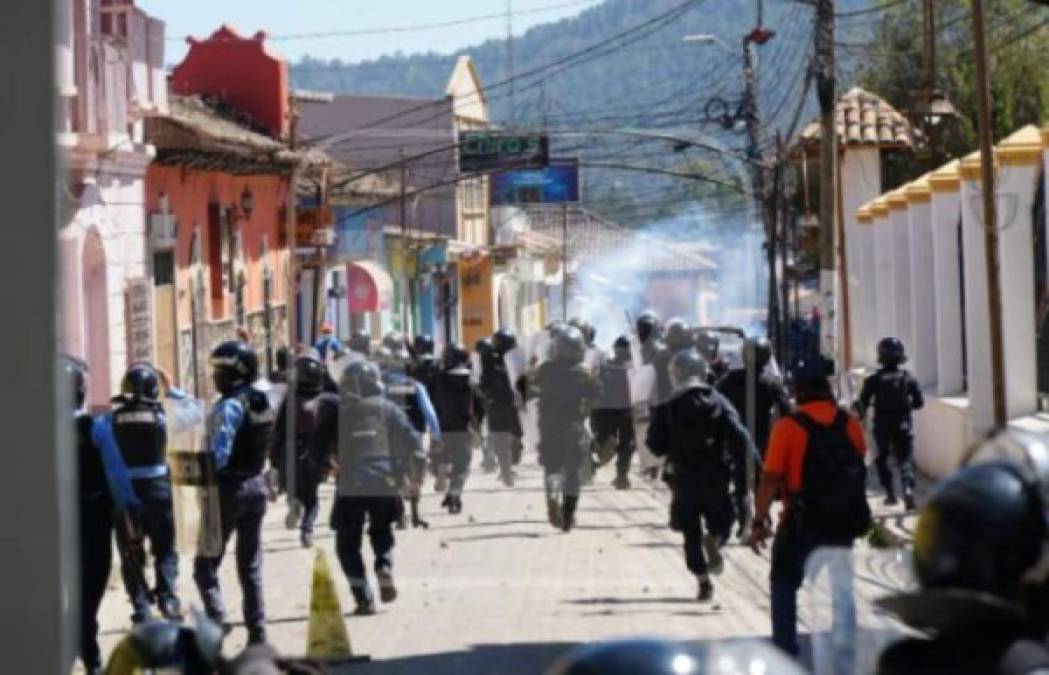 La joven murió en condiciones misteriosas, dentro de una celda de la estación policial de La Esperanza, Intibucá. La población ha repudiado el hecho y señalan a la Policía Nacional.