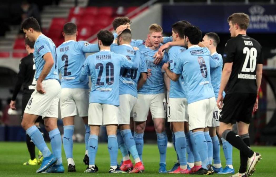 6. Manchester City (3363 millones de euros) - Un club casi estado que ficha estrellas a precios altísimos cada verano. Tienen una de las mejores plantillas de Europa, con prácticamente 25 titulares. La Premier la tienen ganada desde hace tiempo salvo hecatombe y en Champions ahora mismo son el primer favorito en las semifinales.