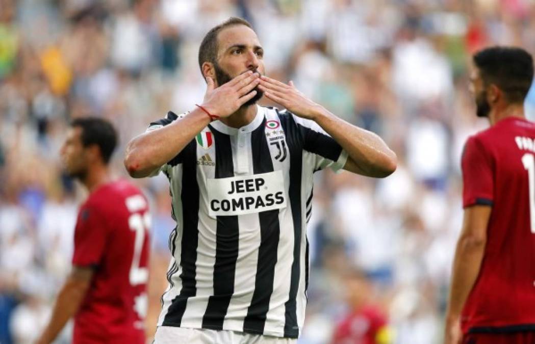 En Italia muchos están atentos a Gonzalo Higuaín ya que varios factores podrían indicar que tiene más opciones de salir de la Juventus que de quedarse. La principal razón sería el factor económico y que el conjunto bianconero necesitaría recaudar dinero, la segunda el exceso de gente de ataque en el equipo de Allegri y el tercero que Maurizio Sarri (próximo entrenador del Chelsea) quiere para el equipo inglés a un jugador que ya tuvo en el Napoli.