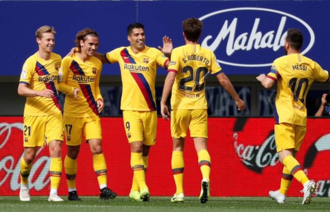 Los jugadores del Barcelona fueron a felicitar a Griezmann tras el gol del francés.