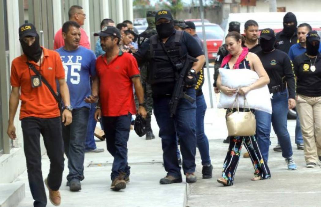 Con carta de libertad falsa pretendieron sacar a mujer de supuesto narco<br/><br/>Con una carta de libertad falsa pretendieron liberar a Erika Yulissa Bandy García, esposa del supuesto narcotraficante Nery Orlando López Sanabria, quien se hizo pasar por muerto.<br/><br/>La carta de libertad con fecha 14 de septiembre está dirigida al director del Centro Femenino de Adaptación Social de Honduras y tiene la firma del juez con jurisdicción nacional, así como de la secretaria adjunta del juzgado.<br/><br/>En la misiva se ordena “dejar en inmediata libertad a Erika Yulissa Bandy García en virtud de habérsele decretado un sobreseimiento provisional a su favor en la audiencia preliminar celebrada el día de hoy”.<br/><br/>La mujer y su esposo, también acusado de lavado de activos, están presos desde junio.