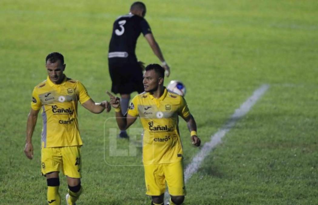 Mario Martínez, de penal, firmó el 0-2 de la Máquina.