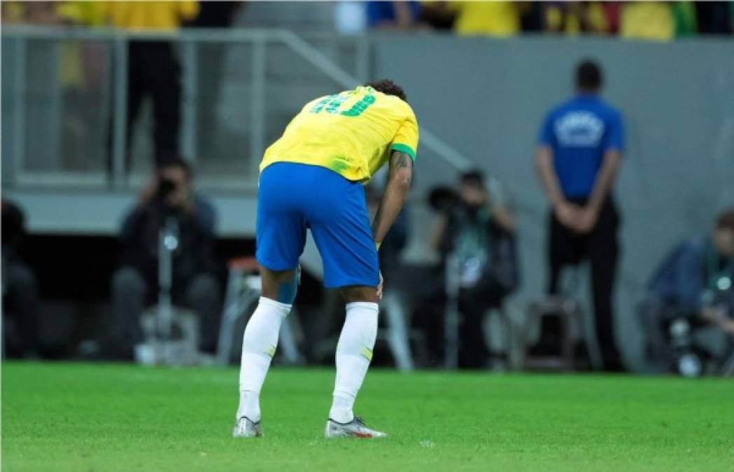 Las ganas de Neymar le hicieron intentar seguir pero era evidente que estaba lesionado. Foto EFE