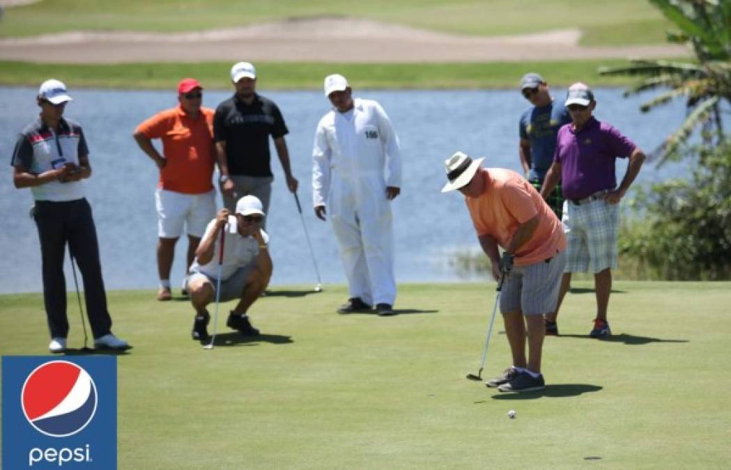 Estos jugadores profesionales se dieron cita junto con tres acompañantes amateurs y algunos socios del club de golf de Indura.