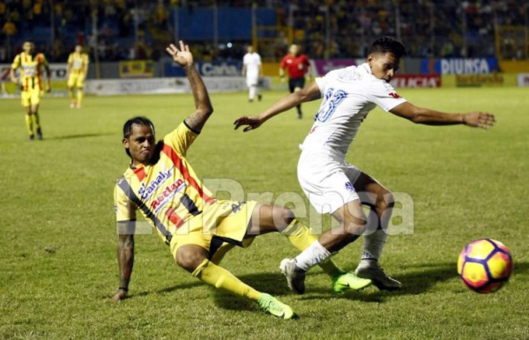 Wilfredo Barahona marcando al olimpista Bryan Moya.