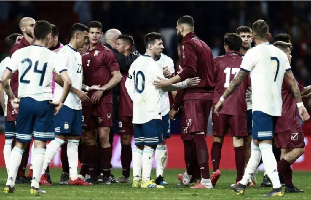 Jugadores de Argentina y Venezuela se saludan al final del partido.