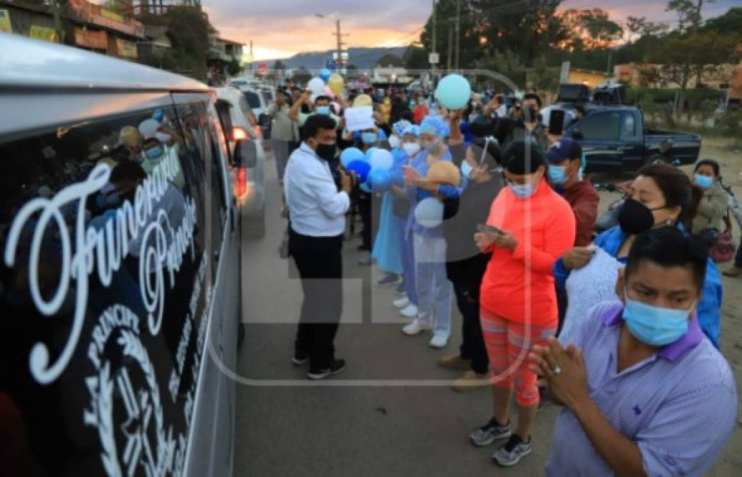 La estudiante hondureña de enfermería Keyla Patricia Martínez, de 26 años, fue recibida por sus familiares, amigos, compañeros de trabajo y vecinos con una caravana en La Esperanza, Intibucá.