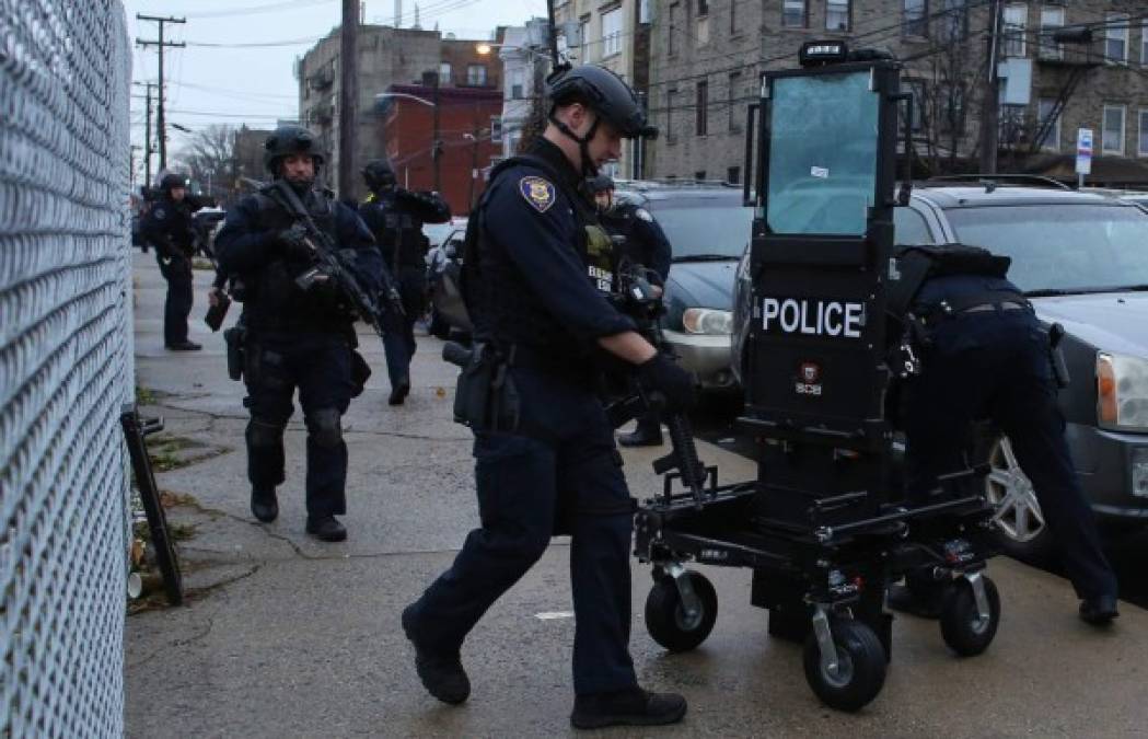 Un número sin precisar de policías fue blanco de disparos en Jersey City, y que numerosas unidades de las fuerzas del orden fueron enviadas al lugar.