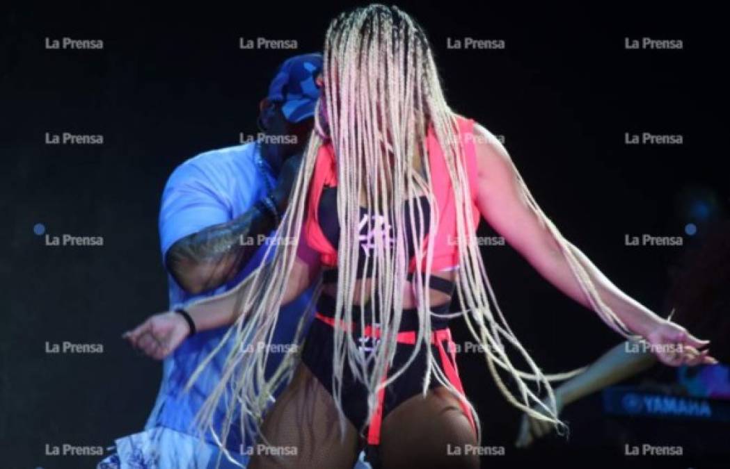 Exuberantes bailarinas acompañaron en el escenario al reguetonero.