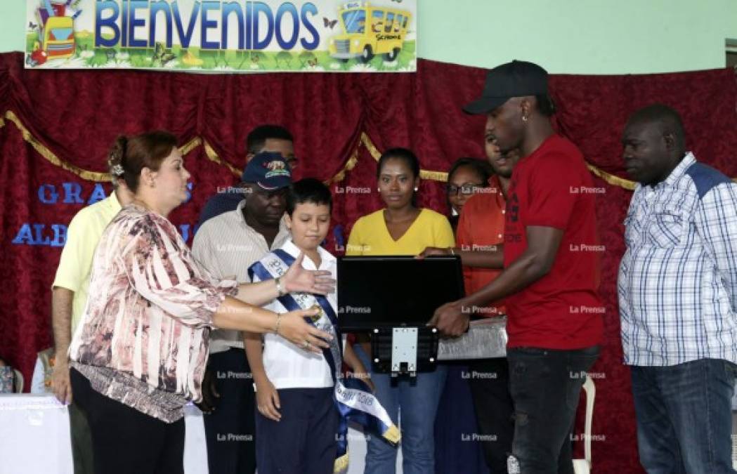 El delantero de la Selección de Honduras ha donado la cantidad de 20 computadoras a la escuela Fidelina Cerros en la colonia Suyapa en Chamelecón.