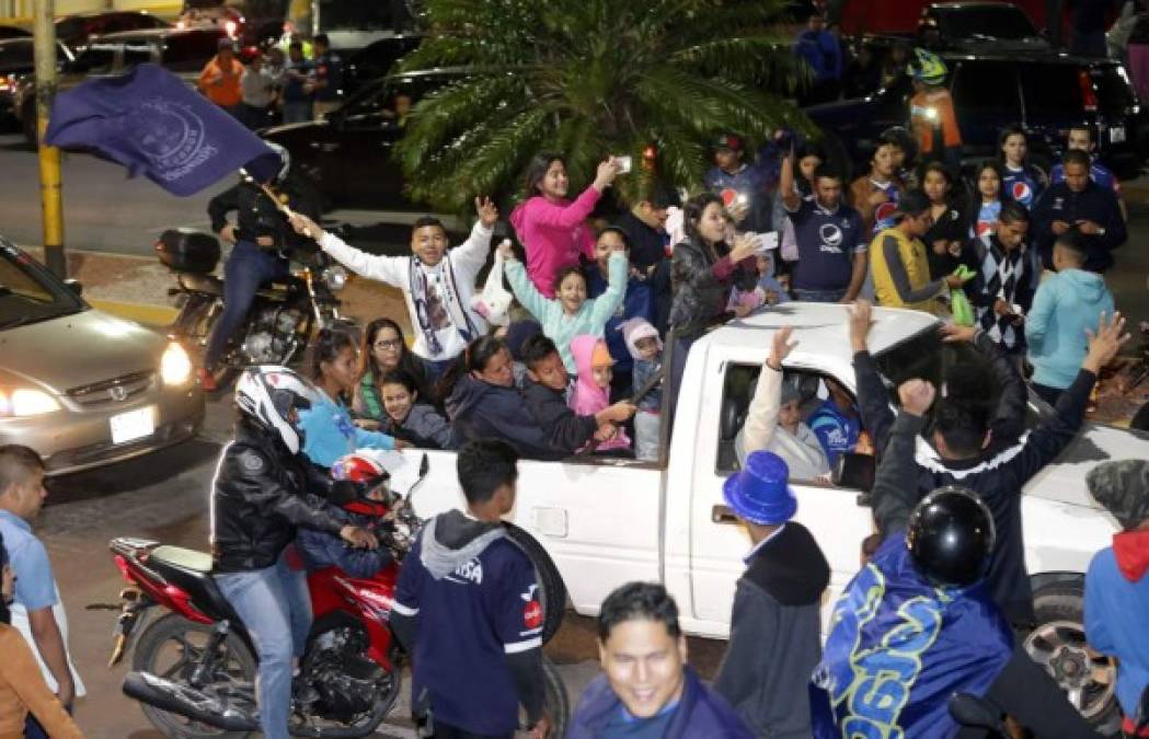 Los aficionados del Motagua se lanzaron las calles de Tegucigalpa para teñir de azul la capital de Honduras celebrando el título que le ganaron al Olimpia.