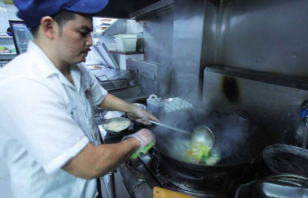 Los dueños de restaurantes de comida china en San Pedro Sula reportan una reducción del 80% de sus ventas. Las inspecciones hechas por la Fiscalía de Protección al Consumidor en Tegucigalpa adonde aparentemente se encontró en un restaurante de comida china carne de perro lista para el consumo los ha afectado a todos por igual.