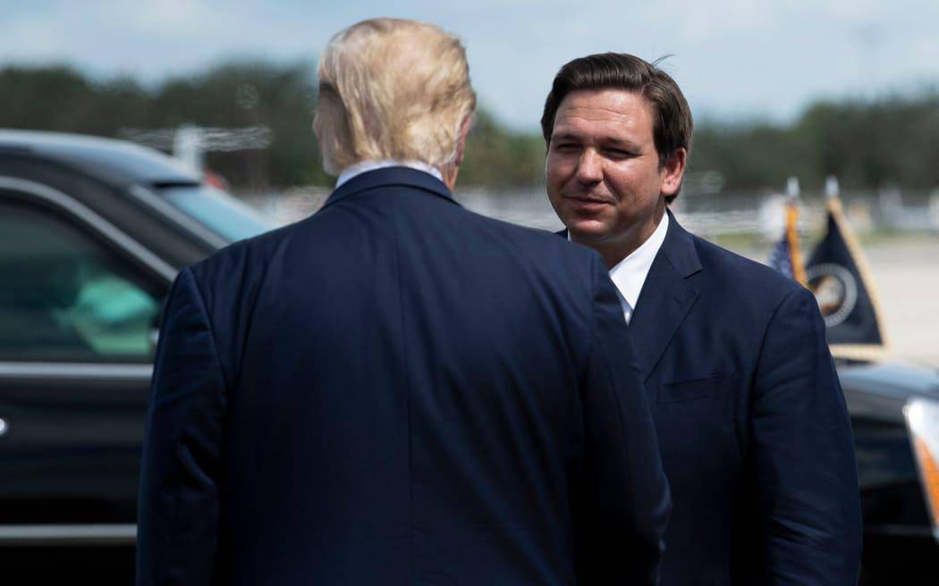 $!Donald Trump es recibido por el gobernador de Florida, Ron DeSantis, en el Aeropuerto Internacional del Suroeste de Florida el 16 de octubre de 2020