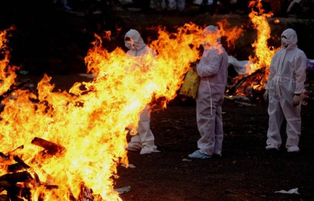 Una tormenta de calor se abate sobre Nueva Delhi, mientras que Mohamed Shamim, sepulturero, hace una pausa y mira, con aire abatido, llegar una ambulancia que transporta el cuerpo de una enésima víctima de covid-19.