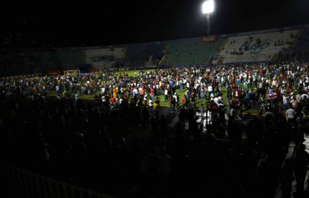 Lo negativo de la jornada sucedió en Tegucigalpa. El clásico Olimpia-Motagua fue suspendido luego del ataque que sufrió el bus del equipo azul por parte de la Ultra Fiel cuando iba camino al estadio Nacional y luego se dio un enfrentamiento entre las barras de ambos equipos en las afueras del inmueble dejando cuatro aficionados muertos.