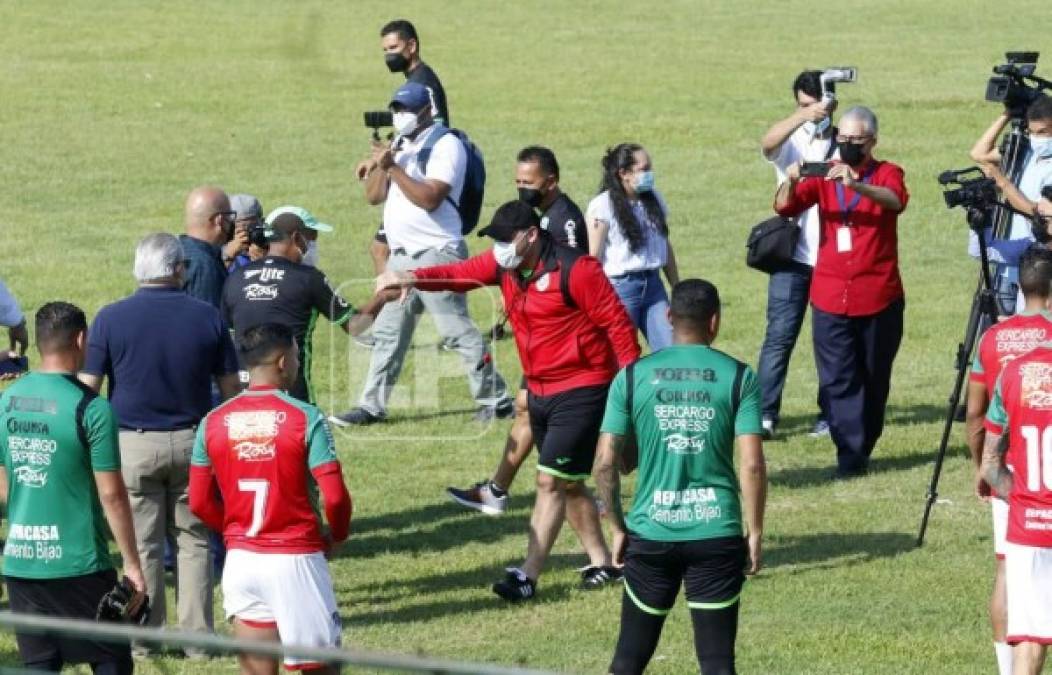 El kinesiólogo del Marathón, Gustavo 'Maní' Suazo, estrechó la mano del 'Tato' García.