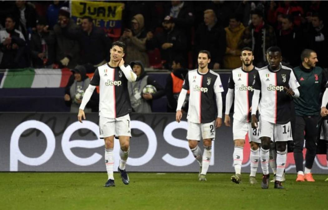 Cristiano Ronaldo se mostró adolorido por el agarrón del cuello que le hizo el aficionado.