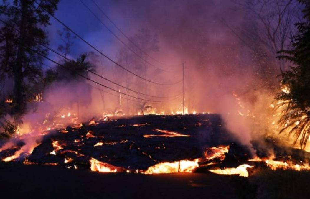 La magnitud de las sucesivas erupciones del Kilauea desde comienzos de mayo es tal que la lava negra que ha cubierto en los últimos días grandes partes de la isla puede apreciarse desde el espacio, según se puede ver en imágenes distribuidas por la Agencia Espacial estadounidense (NASA).